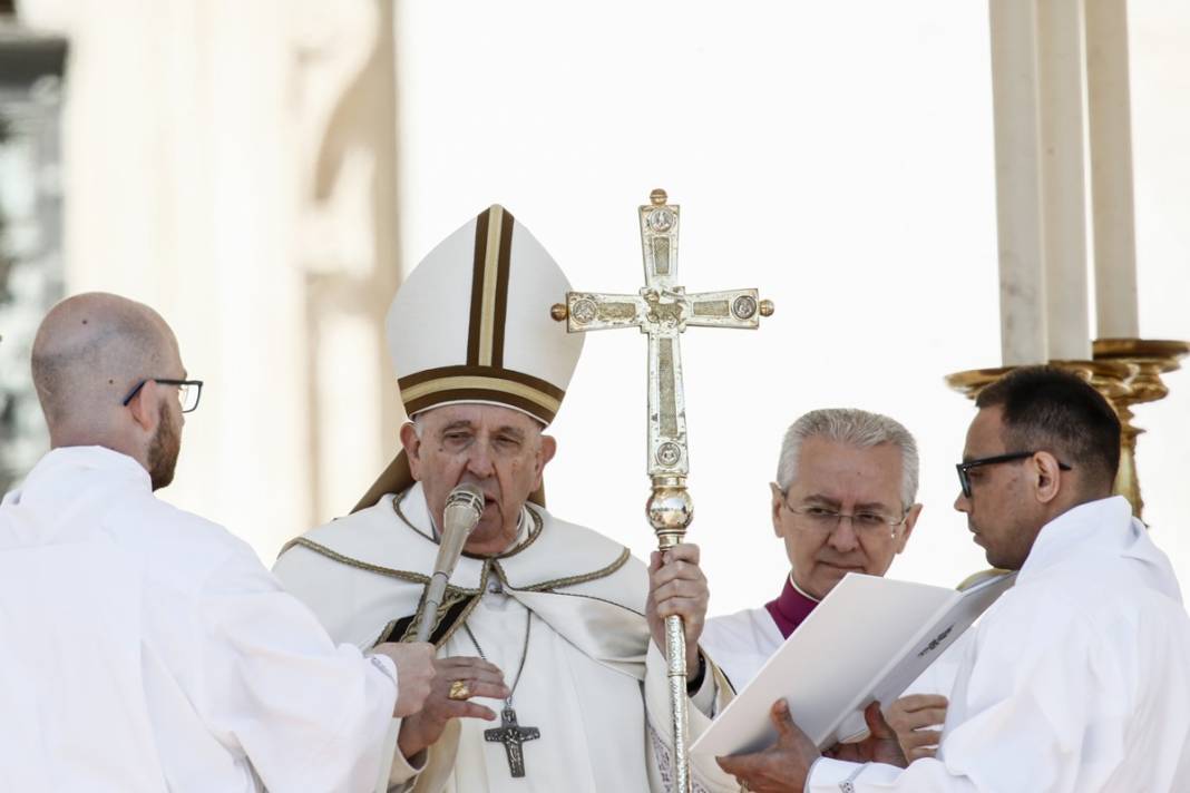 Papa, gençlerin ayaklarını yıkayıp öptü! Bakın neden... 20